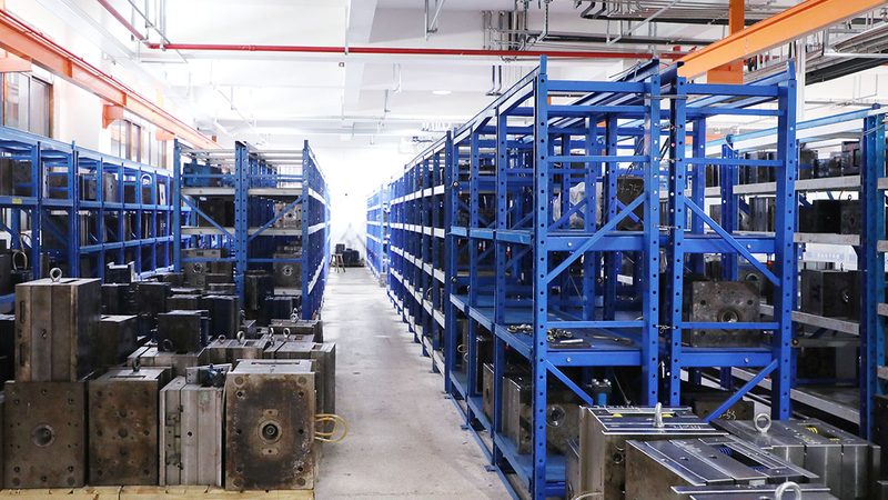 在选择深圳塑胶模具制造商时，可以从以下几个方面进行评估：